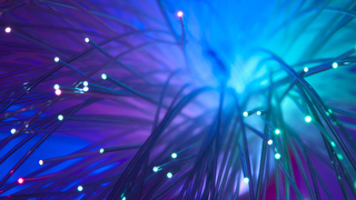 Logran acelerar la fibra óptica mediante señales superpuestas